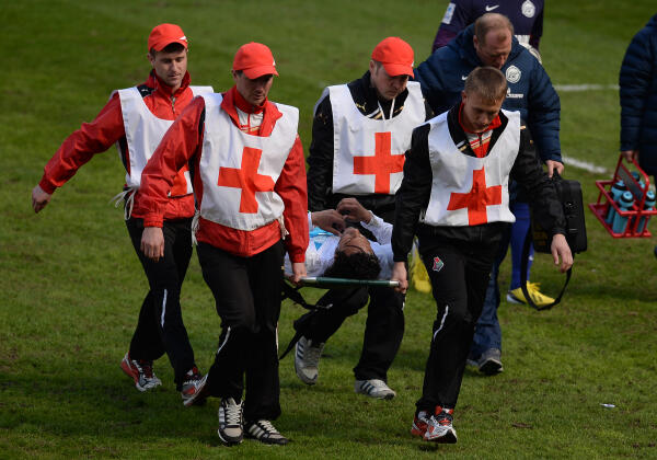 Daha bir futbolçunun meydanda ürəyi dayandı